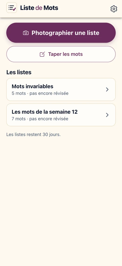 L'accueil de l'application : les boutons Photographier la liste du cahier et Taper les mots, au-dessus des listes de la semaine